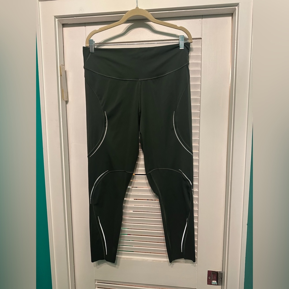 Lululemon Green Athletic Leggings with Reflective Accents